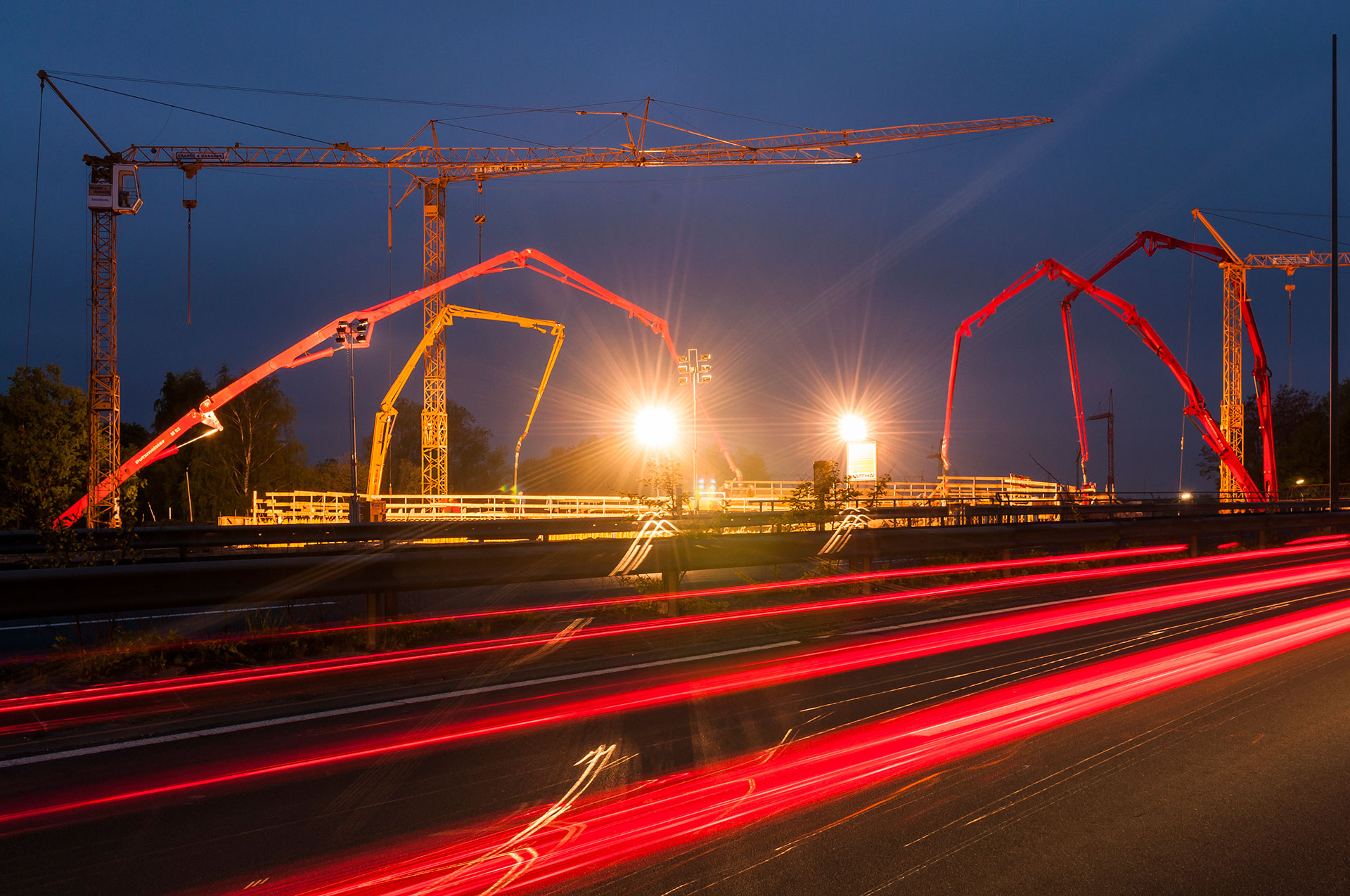 Betonpumpen im Nachteinsatz bei einem Brückenneubau am Autobahndreieck Sued-West in Braunschweig