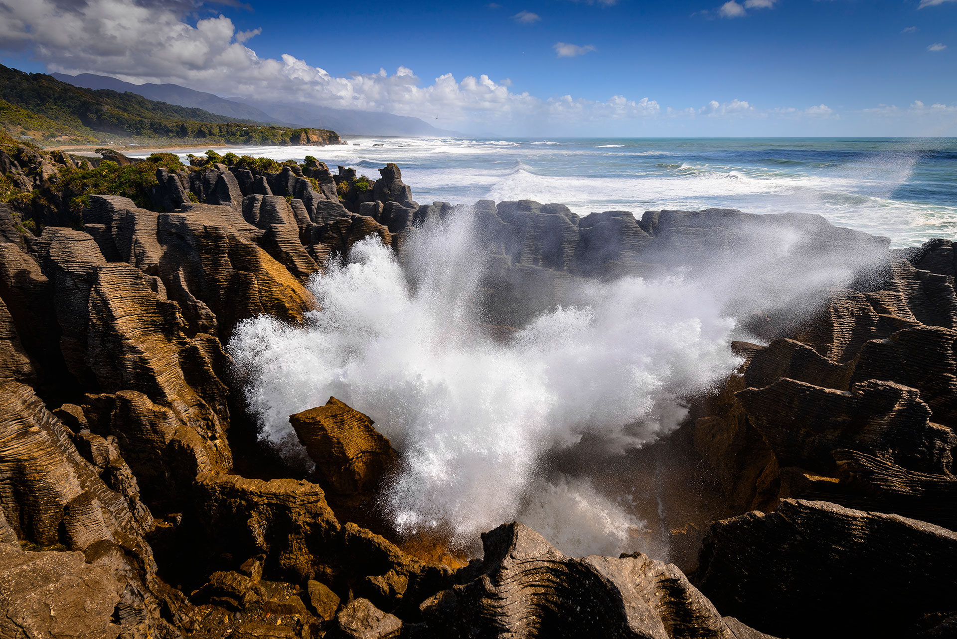 In Neuseeland auf der Südinsel findet man die Blowhole an der Felsformation der Pancake Rocks