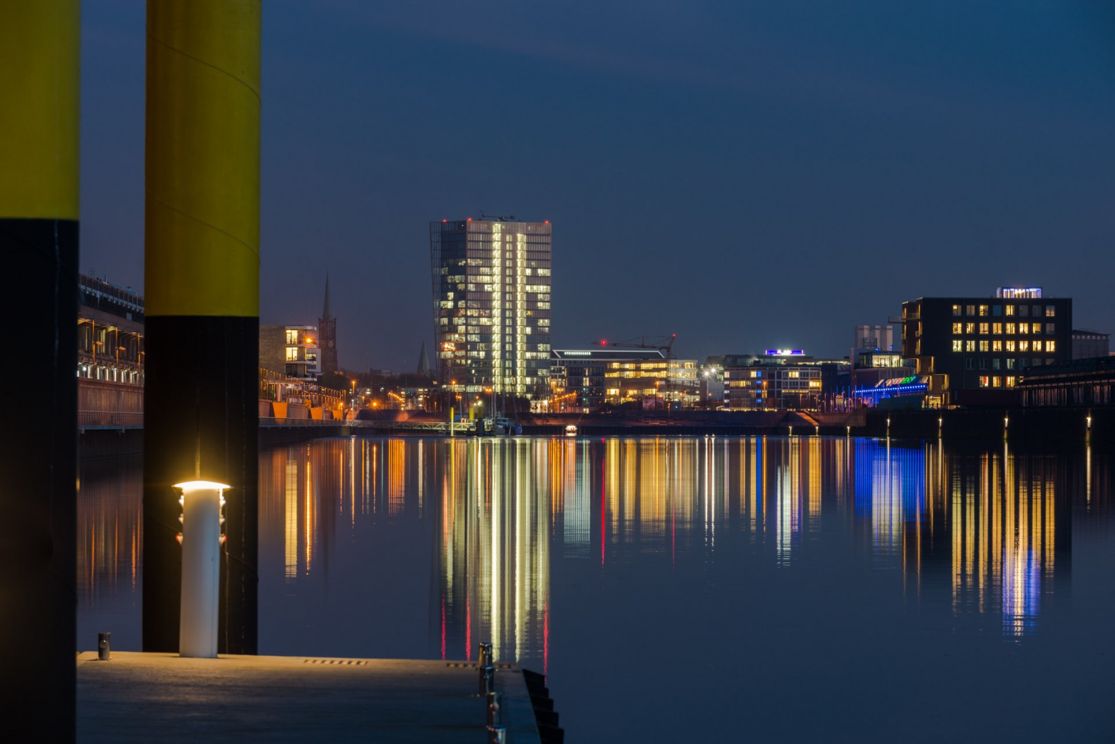 Europahafen in Bremen bei Nacht