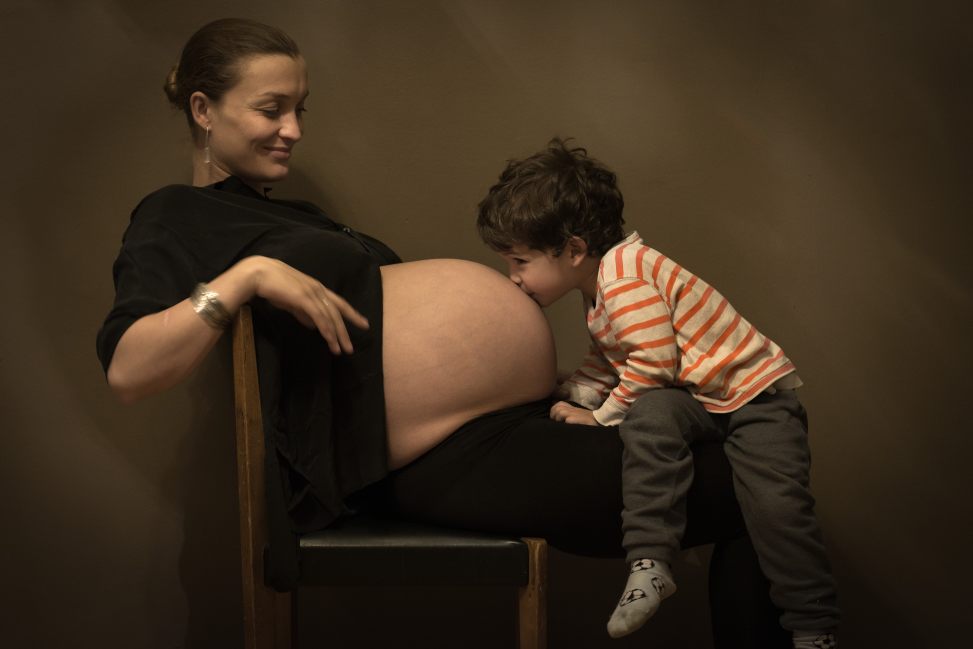 Junge Frau mit Sohn hochschwanger kurz vor der Niederkunft
